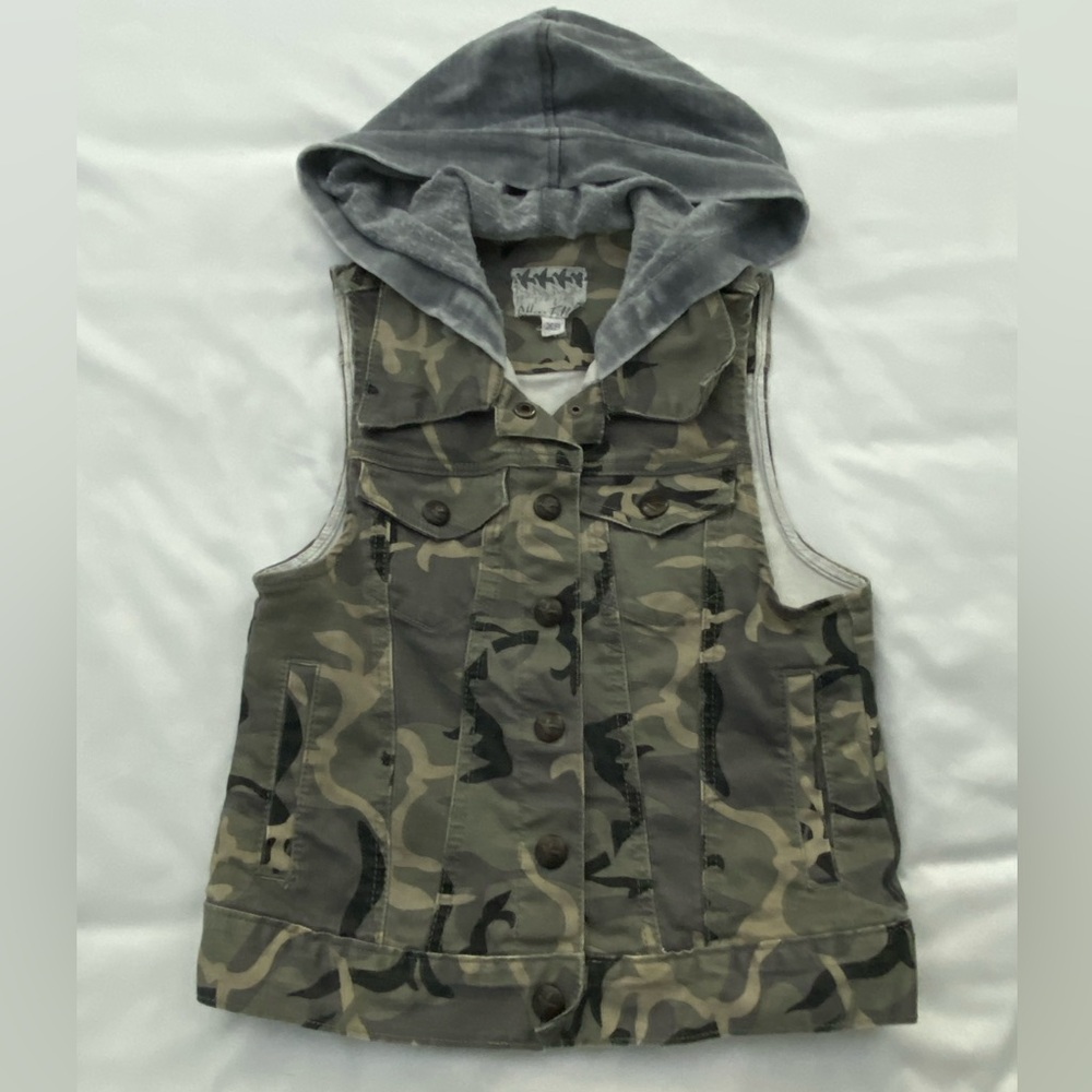 Women’s Camouflage pattern hooded vest. Attached grey hood. Size X-Small - Picture 1 of 7